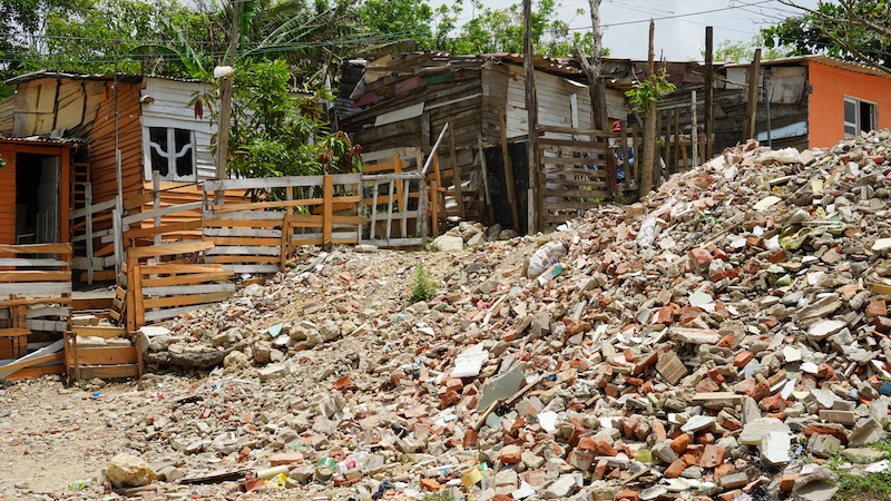 Escombros y casas