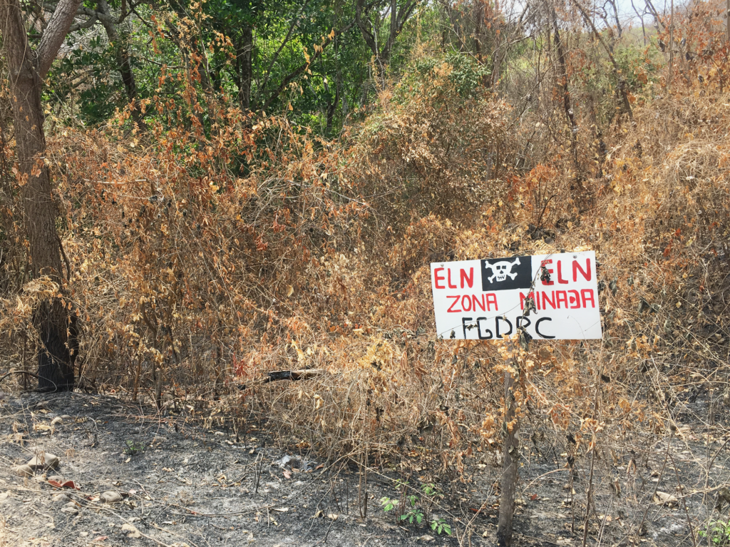 Letrero de advertencia instalado en el camino que conduce al
corregimiento de Micoahumado, municipio de Morales. Marzo 2019. Foto: La
Liga Contra el Silencio