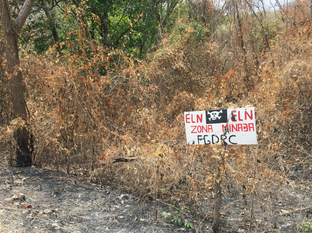 Letrero de advertencia instalado en el camino que conduce al 
corregimiento de Micoahumado, municipio de Morales. Marzo 2019. Foto: La 
Liga Contra el Silencio