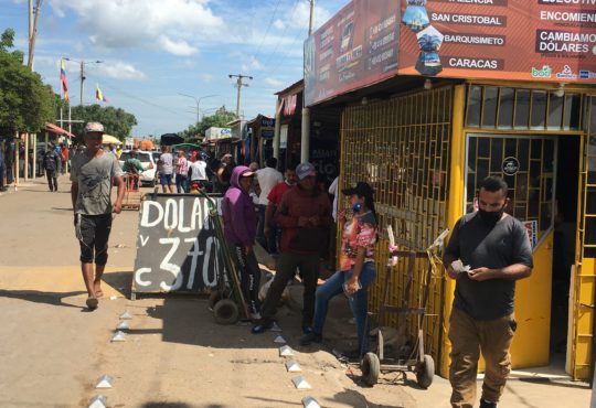 Regularizar a los venezolanos: las dudas después de los aplausos