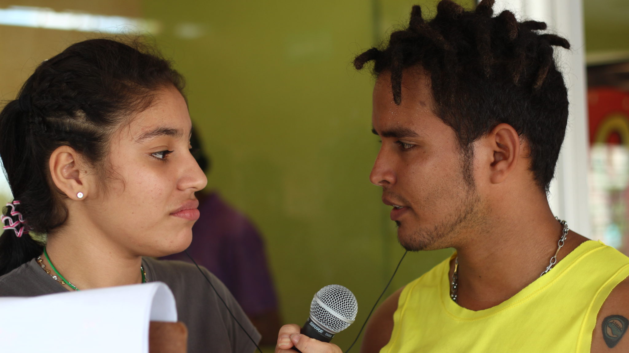 Jenifer Salcedo (Reportera de la Plaza) y Támara (Músico local)
