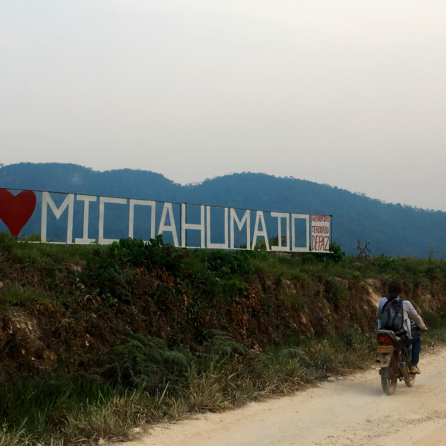 Letrero de bienvenida al corregimiento de Micoahumado, municipio de Morales, sur de Bolívar. Foto: La Liga Contra el Silencio