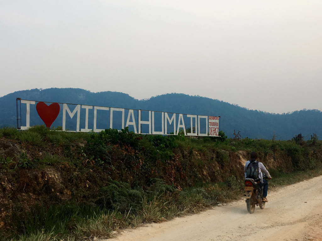 Letrero de bienvenida al corregimiento de Micoahumado, municipio de 
Morales, sur de Bolívar. Foto: La Liga Contra el Silencio